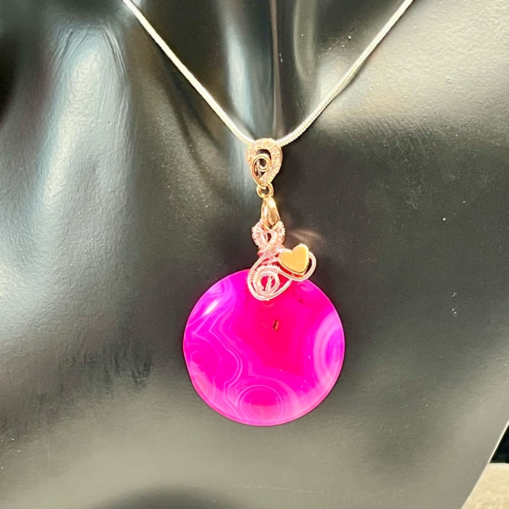 ⭐️💜pink agate-wire wrapped/pink coloured pendant/rose gold accent
